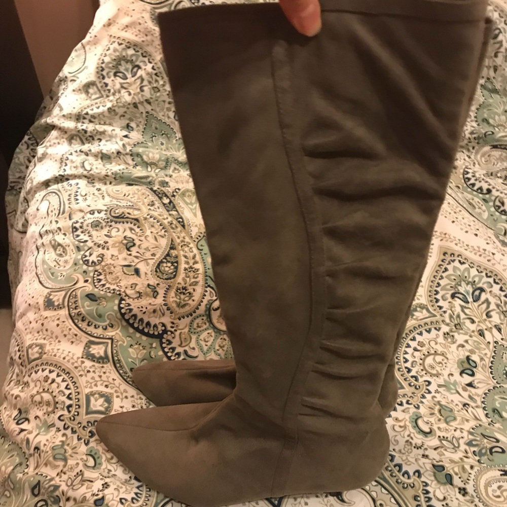Gray boots with heel